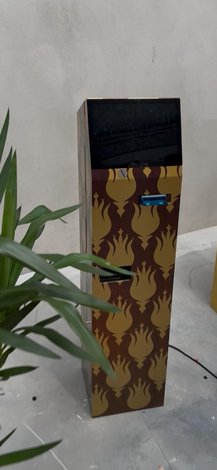 Kiosque monnayeur CashSystem « La Tulipe » — covering doré, vue 1